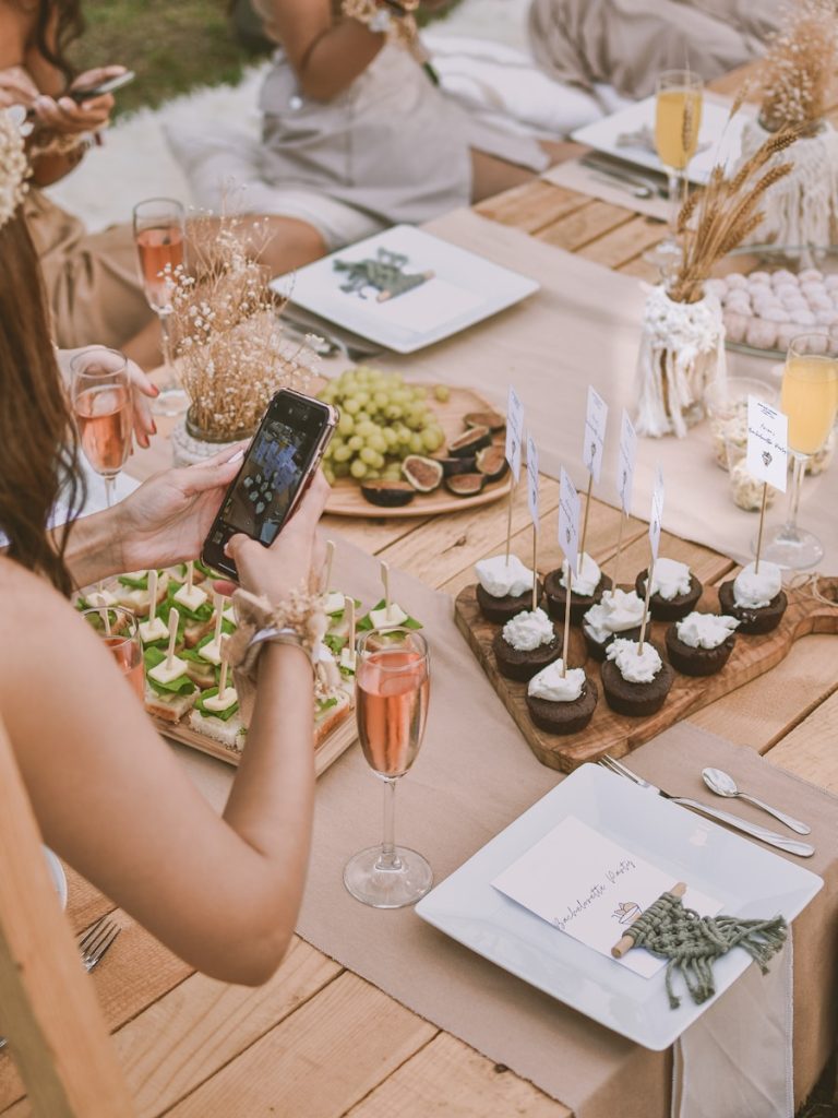 qui s'occupe de l'enterrement de vie de jeune fille ?